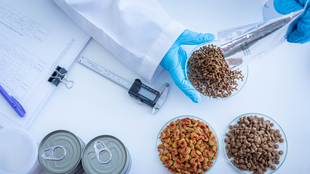Quality,Control,Personnel,Are,Inspecting,The pet food samples