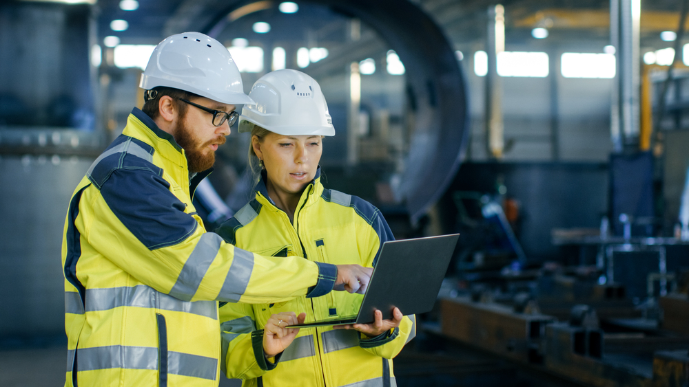 Male,And,Female,Industrial,Engineers,In,Hard,Hats